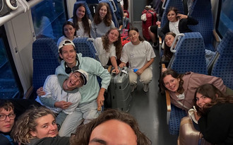 2._Les_jeunes_dans_le_train_3.08.jpg